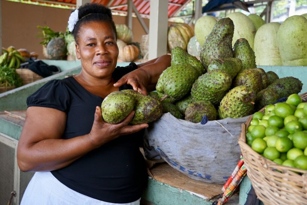 A woman selling fruit at a market in Haiti; archival illustration of everyday life, not an image of the 2026 elections or Salvadoran troop deployment