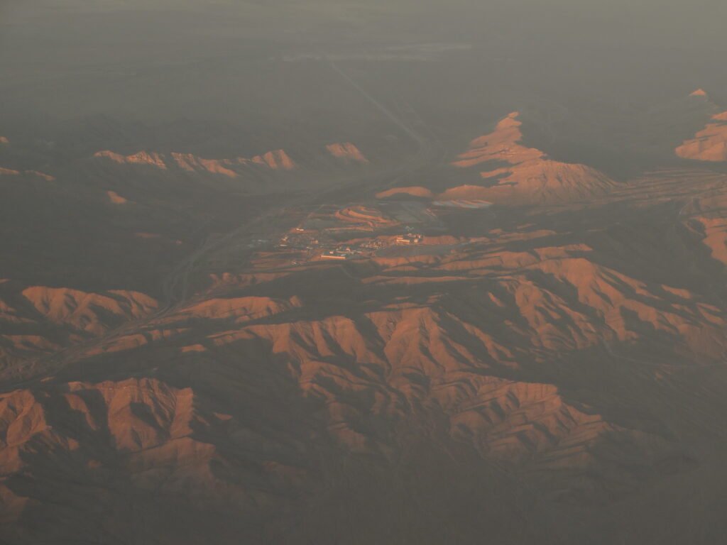 2014 aerial photograph of the Mountain Pass rare-earth mine in California, used as an illustrative example of rare-earth extraction, not of a French facility